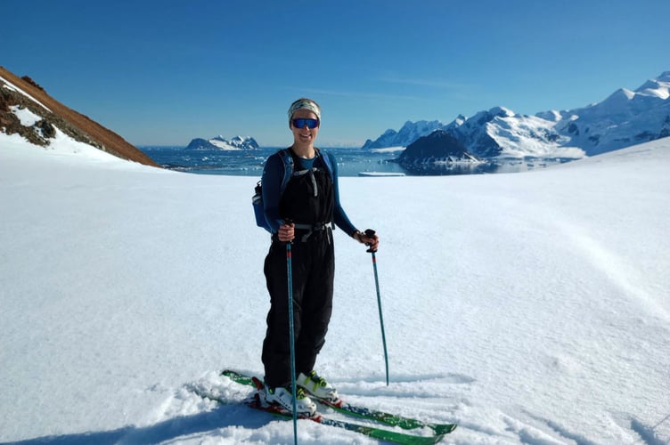 Katie Miles yng nhorsaf ymchwil Rothera ar y silff rew Larsen C ar benrhyn Antartica