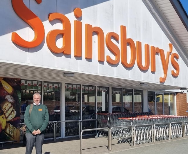 Lampeter supermarket boss retires after 33 years 