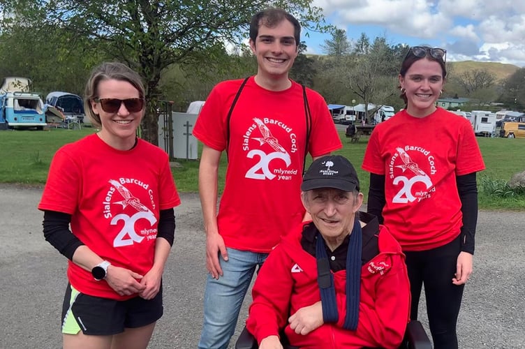 Dic Evans with members of the Red Kite Committee 020523