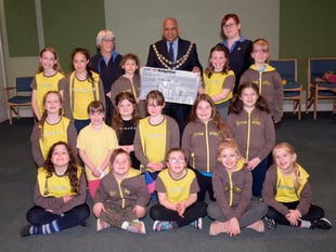 Mayor presents cheque for £400