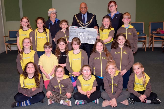 Dolgellau Rainbows, Brownies and Guides receive a cheque from Dolgellau's mayor