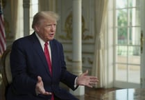 Donald Trump yn cael ei holi gan Maxine Hughes mewn rhaglen ddogfen