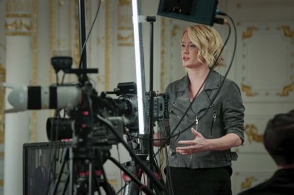 Mae Maxine Hughes yn newyddiadurwr yn Washington