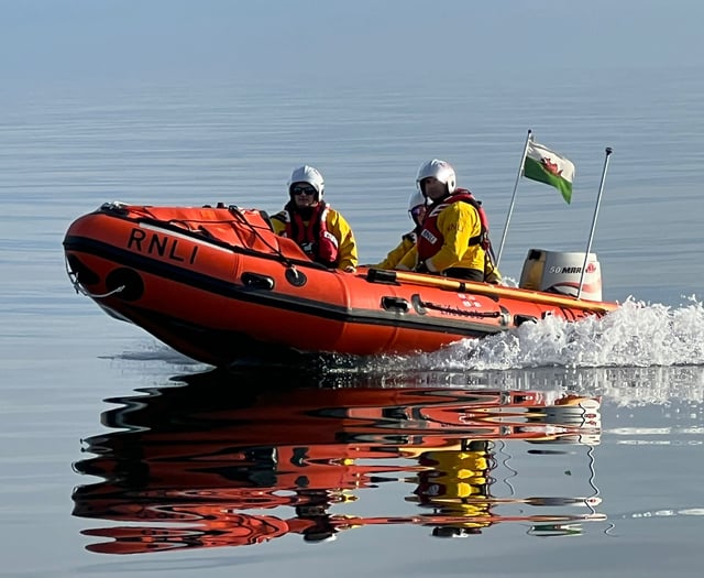 Lifeboat crew rescue youths from breakwater