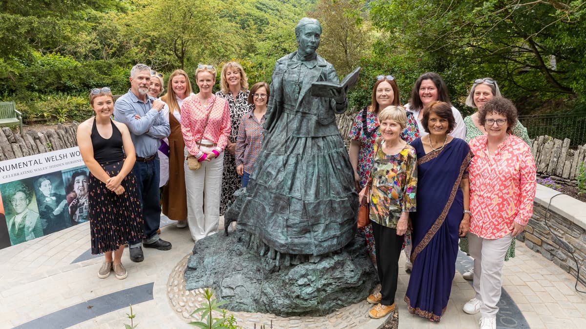 Statue of pioneering poet unveiled in Llangrannog | cambrian-news.co.uk 