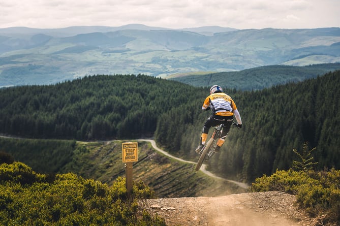 Gee Atherton at the Red Bull Mountain Bike Performance Camp in Machynlleth Mai 2023, Wales. // Dan Griffiths / Red Bull Content Pool // SI202306010255 // Usage for editorial use only // 