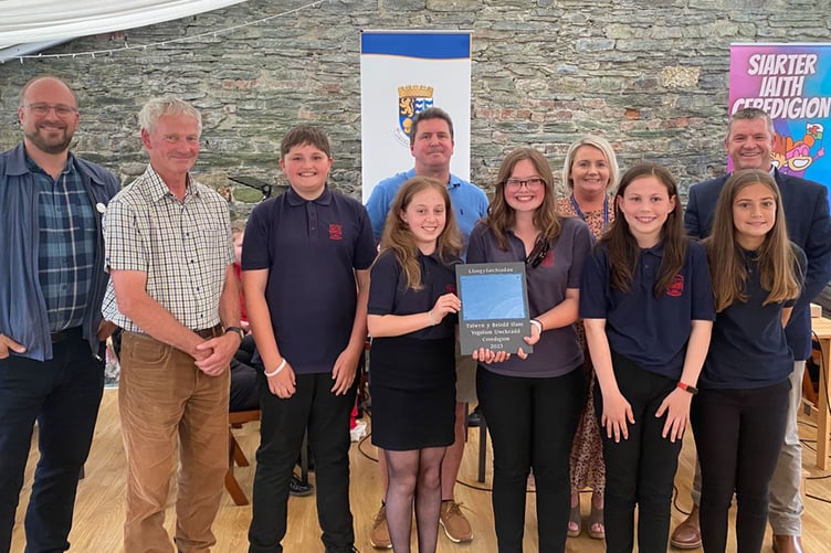 Tîm Ysgol Gyfun Aberaeron (buddugol) gyda eu bardd preswyl Aneirin Karadog, y Cynghorydd Wyn Thomas, y Meuryn Ceri Wyn Jones, Anwen Eleri Bowen a’r Cynghorydd Bryan Davies.