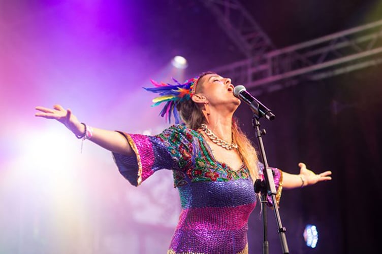 Bydd Tara Bethan yn perfformio fel Tara Bandito ar lwyfan Tafwyl ac yn canu gyda’r grŵp Ynys a Band Pres Llareggub