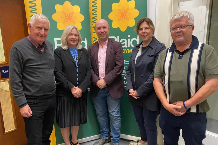 Former Plaid Arfon AM, Alun Ffred Jones, Liz Saville Roberts MP, Mabon ap Gwynfor MS, Cllr Nia Jeffreys and Cllr Arwyn Roberts (Mrs Saville Roberts' election agent).
