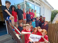 Disgyblion wrth eu bodd gyda'r enw a ddewiswyd ar gyfer stâd newydd