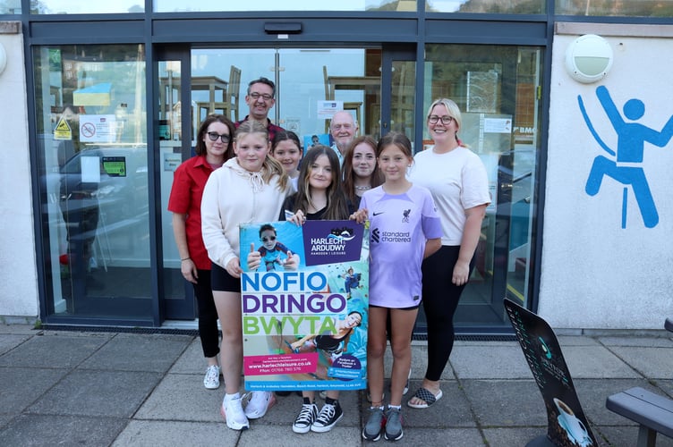 Donna Morris-Collins, HAL, Andy Dunbobbin, PCC, Peter Harlech Jones, PACT, Haf Williams, Gwynedd Youth Services and local youngsters who attend the centre