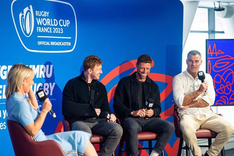 Sarra Elgan, Rhys Patchell, Rhys Priestland a Mike Phillips