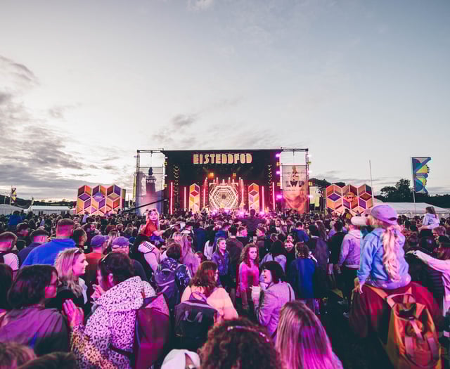 Crowd of more than 10,000 gather for Eisteddfod gig