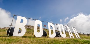Eisteddfod fundraisers erect Hollywood-style sign