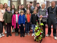 Blodau arbennig i Janet ar rhaglen deledu S4C