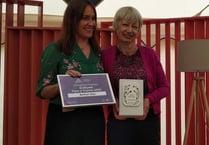 Bethan Glyn yn derbyn tlws y tiwtor
