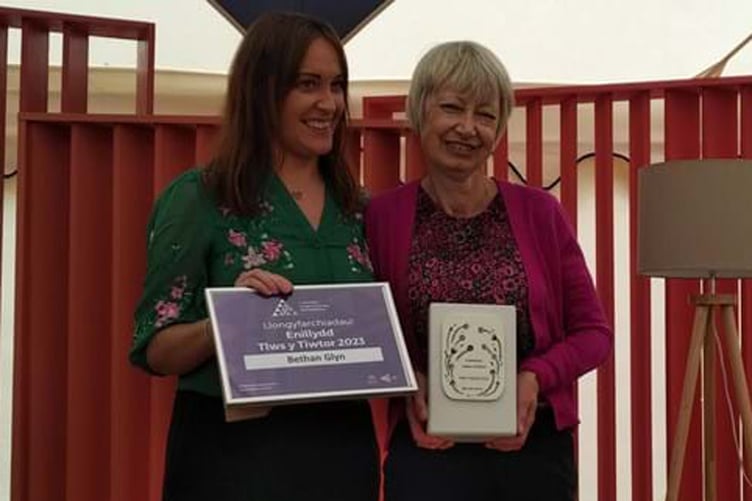 Bethan Glyn (dde) yn derbyn tlws y tiwtor gan Dona Lewis