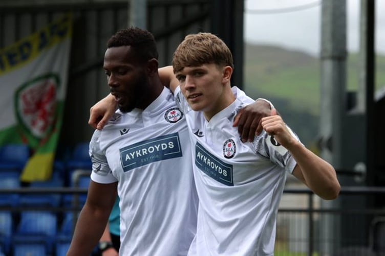 Iwan Roberts celebrates his stoppage time goal for the Lakesiders 120823 against Barry Town
