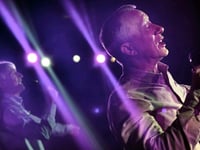 Y Brodyr Gregory to bring chat, comedy and song to Pwllheli