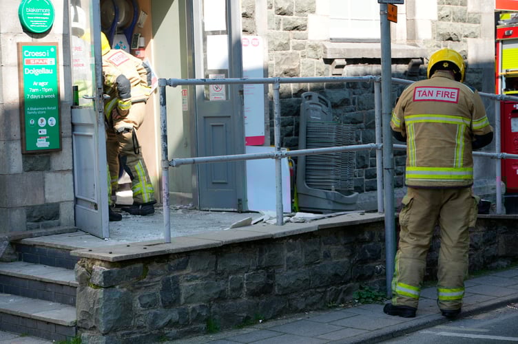 Explotion at Spar Dolgellau
Fire crews, Ambulans, Police and Air Ambulance attend explosion at Spar Dolgellau with a few casualties
Picture Erfyl Lloyd Davies Photography