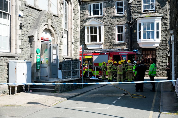 Explotion at Spar Dolgellau
Fire crews, Ambulans, Police and Air Ambulance attend explosion at Spar Dolgellau with a few casualties
Picture Erfyl Lloyd Davies Photography