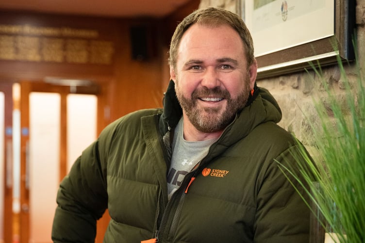 Mae Scott Quinnell ar daith yn Ffrainc i S4C