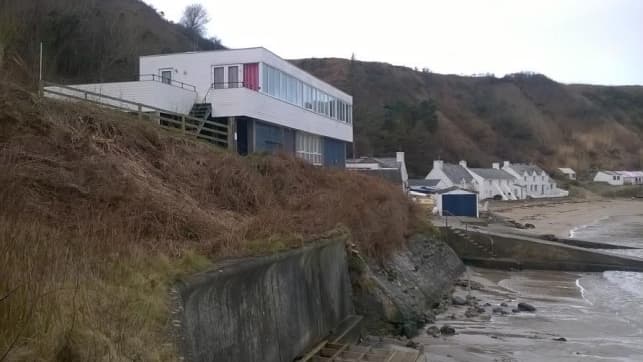 Nefyn beach house plan approval amid fears of cliff collapse 