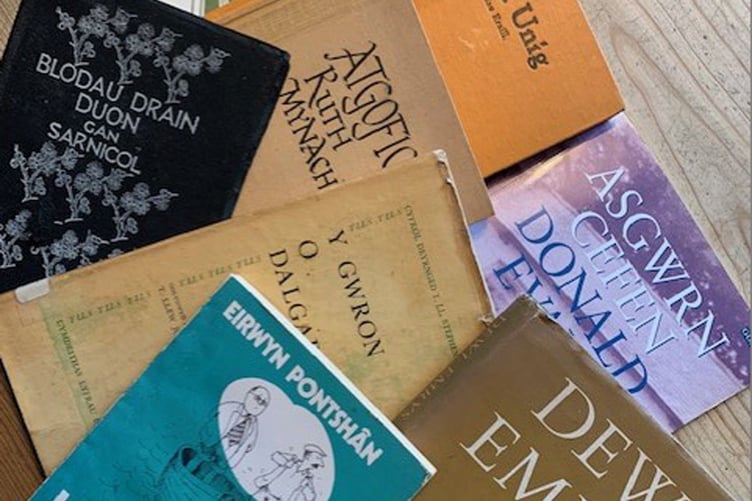 Bydd y casgliad llyfrau yn cael ei gadw yn Neuadd Talgarreg