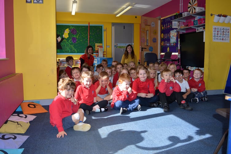 Disgyblion Ysgol Gymraeg Aberystwyth yn cyfarfod awdur ac arlunydd y gyfres newydd