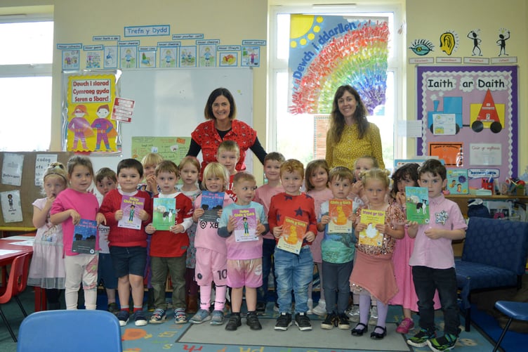 Rhiannon Wyn Salisbury ac Elin Vaughan Crowley gyda phlant Ysgol Llanilar