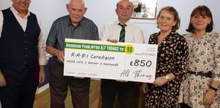 Alfred, 90, yn cyflwyno siec o £850 i RABI