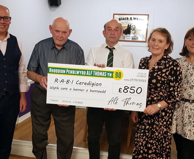 Alfred, 90, yn cyflwyno siec o £850 i RABI