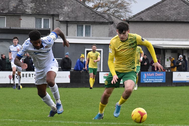 Caernarfon 2 Penybont 4 JD Cymru premier 041123