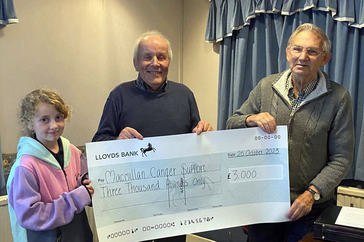 Cymuned yn codi £3,000 i Macmillan