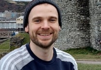 Gwersi Cymraeg am ddim yn ei gwneud hi’n haws i ddysgu’r iaith