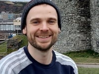 Gwersi Cymraeg am ddim yn ei gwneud hi’n haws i ddysgu’r iaith