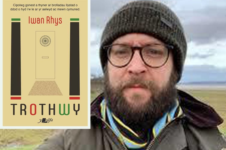 Daeth cyfrol newydd Iwan Rhys at ei gilydd wrth iddo fyfyrio ar ei brofiadau o ddod o hyd i’w le
