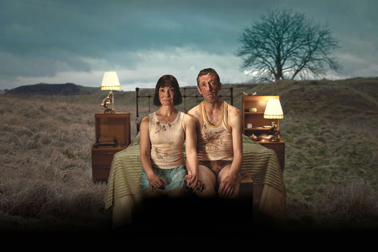 Nia Robert a Rhodi Meilir sy'n chwarae rhan Margaret a Clive Lewis