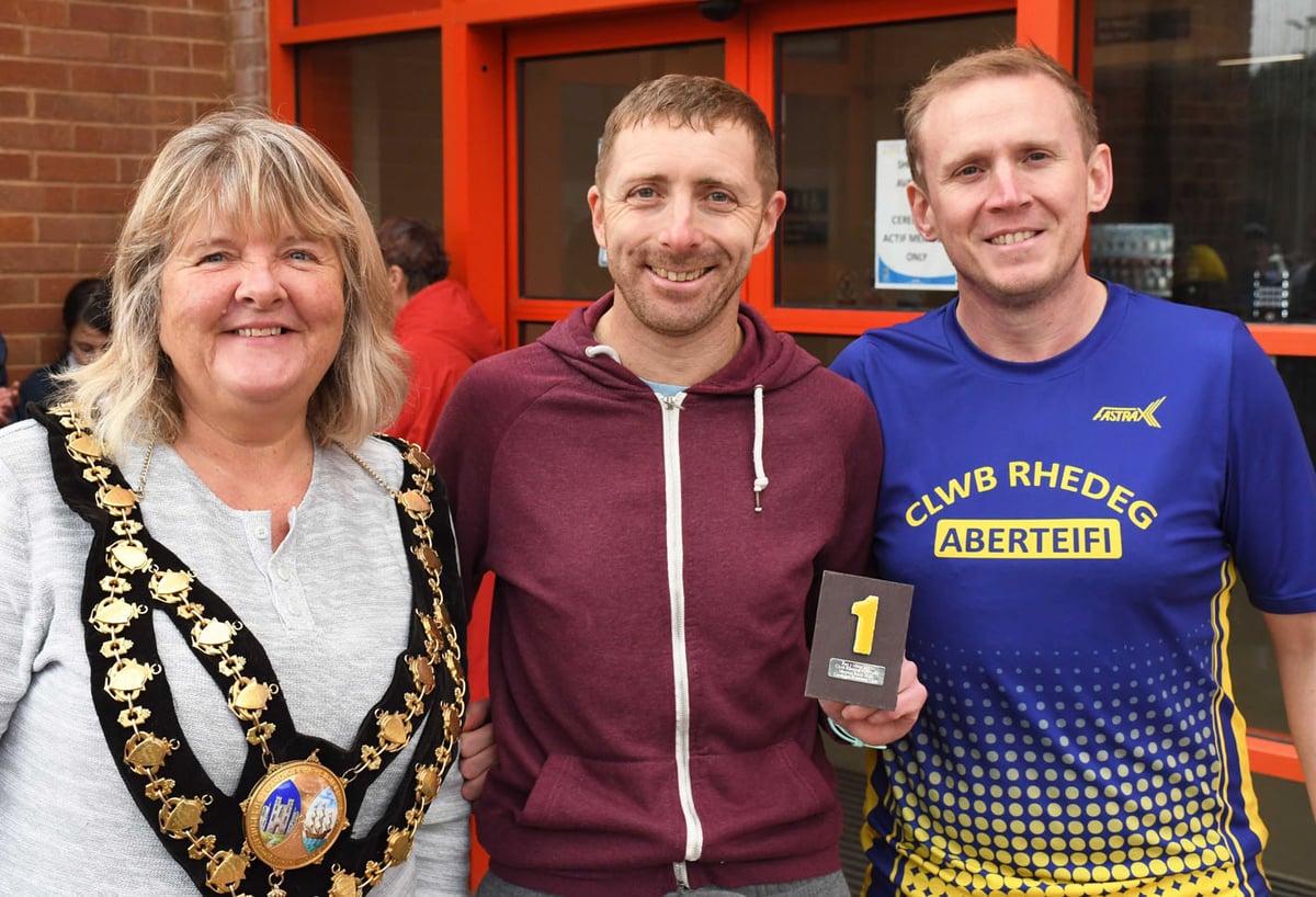 Owain Shciavone returns from injury to take Cardigan 10k win