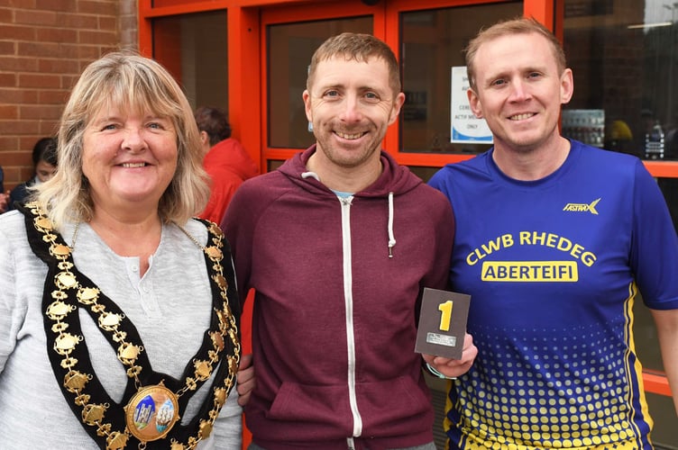 Cllr Siân Maehrlein, Cardigan mayor; Owain Schiavone and Stephen Willimas, Cardigan running club chair