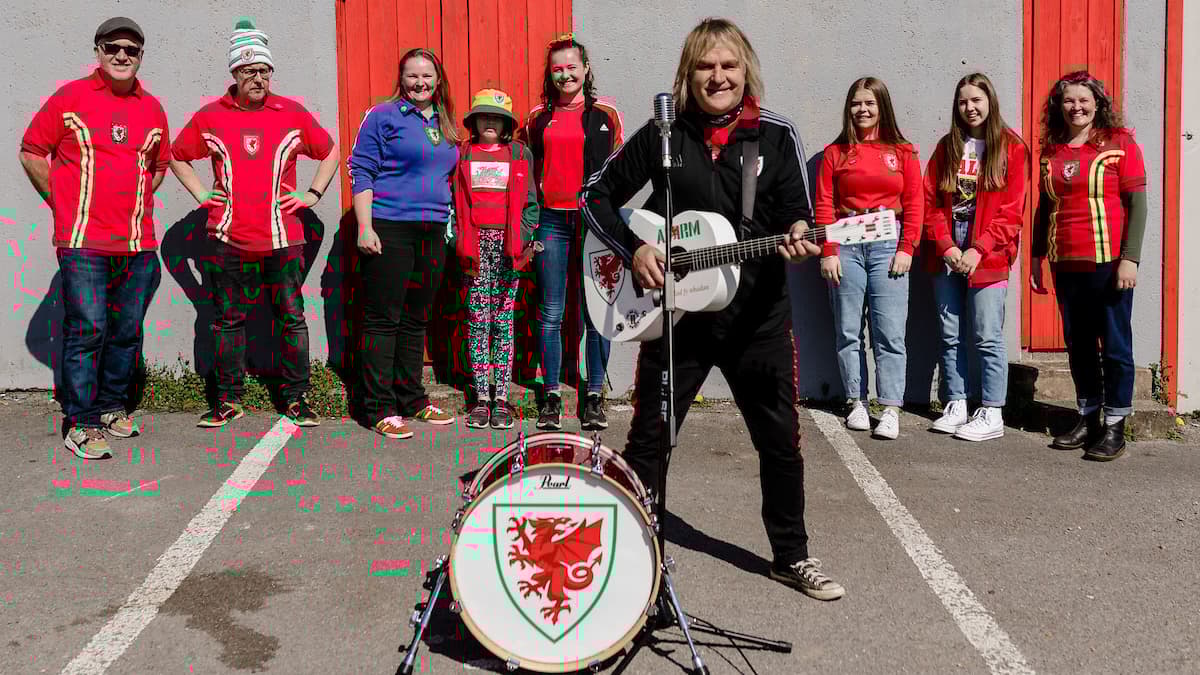 Mike Peters to play pre-match ahead of Cymru v Türkiye  tonight