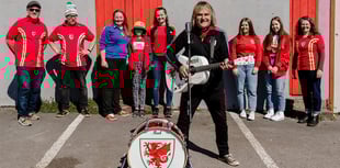 Mike Peters to play pre-match ahead of Cymru v Türkiye  tonight