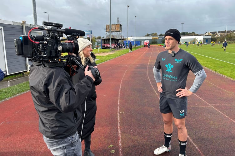 Mae clwb rygbi’r Scarlets yn cefnogi ymgyrch Defnyddia dy Gymraeg