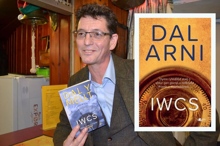 Yr awdur Iwan 'Iwcs' Roberts efo’i lyfr cyntaf, Dal y Mellt a'i lyfr diweddaraf Dal Arni