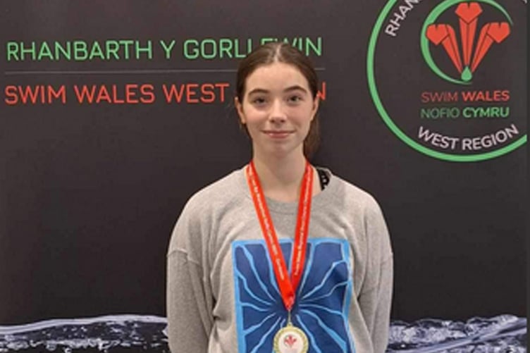 Lili Macy winning her heat in the 50m back stroke