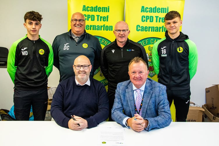 From left to right (back row): Morgan Davies, Dave Cavanagh, Marc Lloyd Williams, Osian Evans. Bottom row: Barry Evans, Aled Jones-Griffith