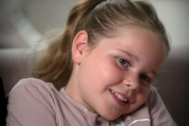 Roedd Alys yn benderfynol nid yn unig i ddawnsio eto, ond i gystadlu yn Eisteddfod yr Urdd Sir Gâr 2023 ar ôl colli ei choes