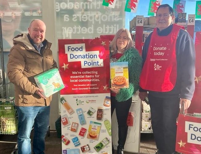 Mabon ap Gwynfor MS and Liz Saville Roberts MP with Dave Hooper of South Gwynedd Foodbank - at the TESCO food collection in Porthmadog