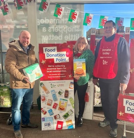 Mabon ap Gwynfor MS and Liz Saville Roberts MP with Dave Hooper of South Gwynedd Foodbank - at the TESCO food collection in Porthmadog