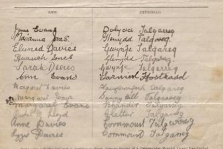 Llofnodion merched Talgarreg ar ddeiseb Heddwch Menywod Cymru dros ganrif yn ôl